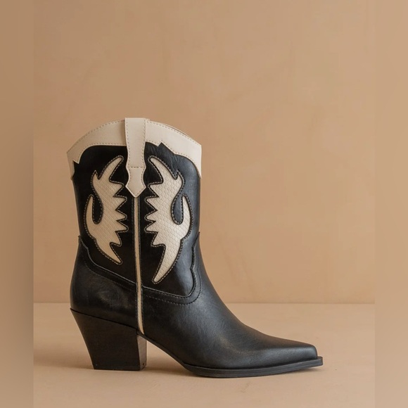 Oasis Society Shoes - The Houston | Layered Panel
Cowboy Western Boot Black and Cream  Ankles boots